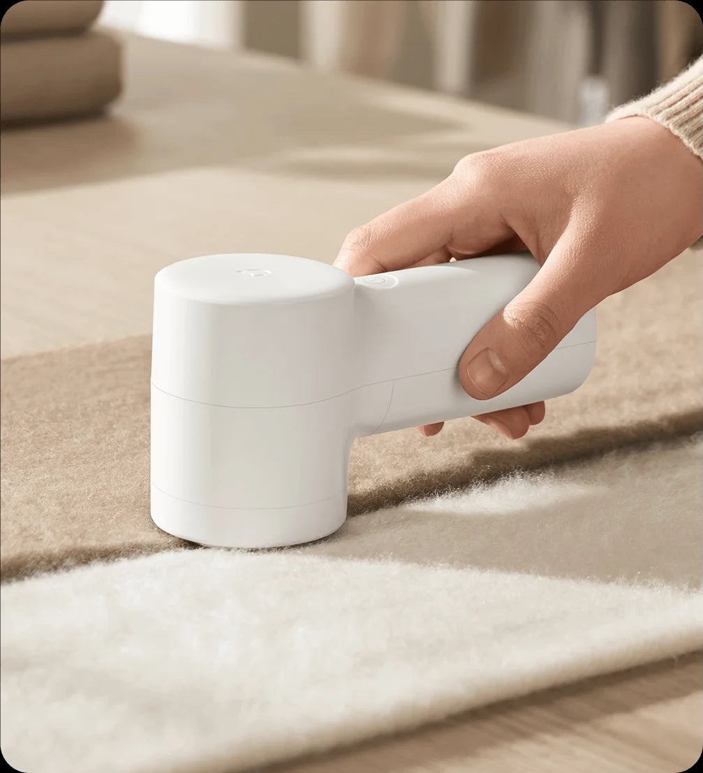 Compact Xiaomi fabric shaver with ergonomic design